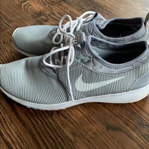 Nike grey women's tennis shoes 9.5